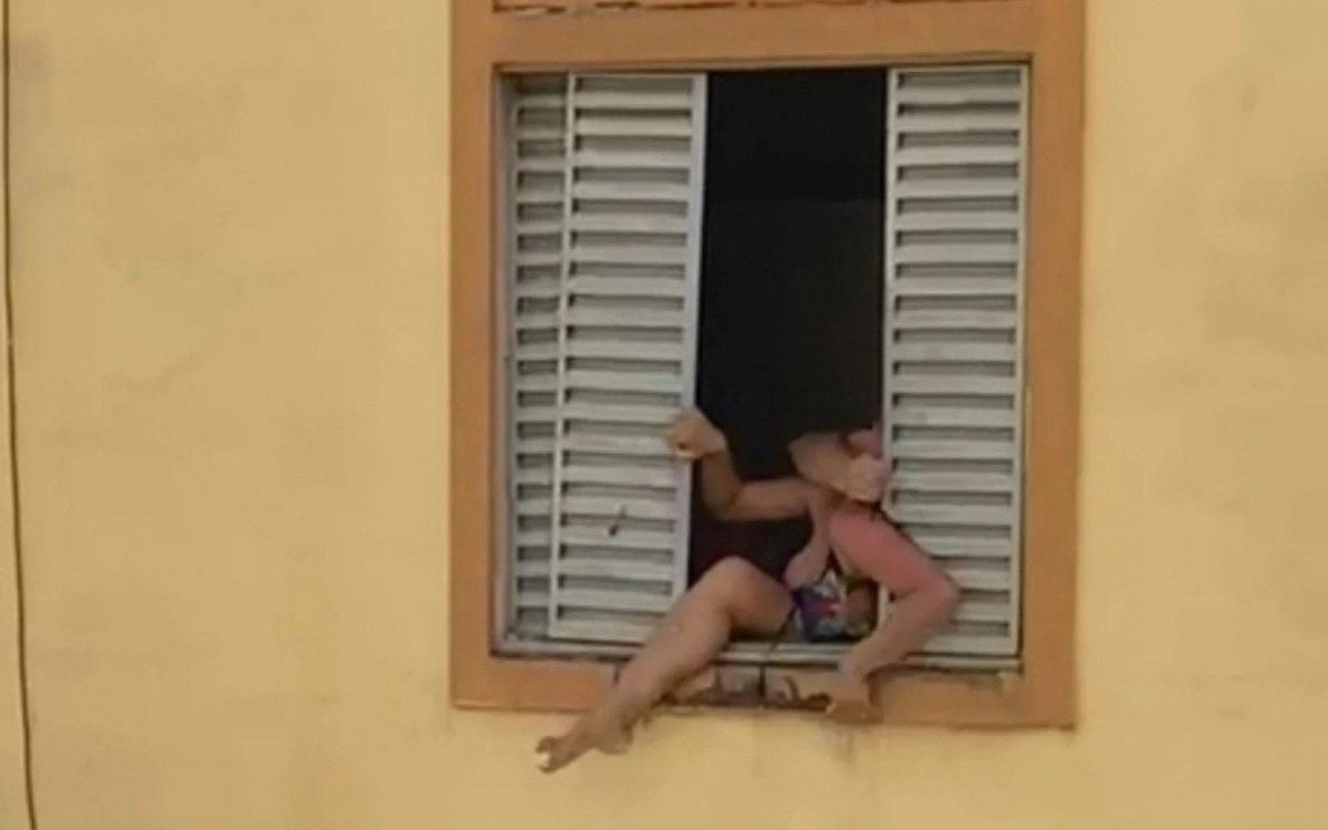 Desespero: vítima tenta se jogar da janela para fugir de agressões de companheiro em Caxias - Reprodução de vídeo