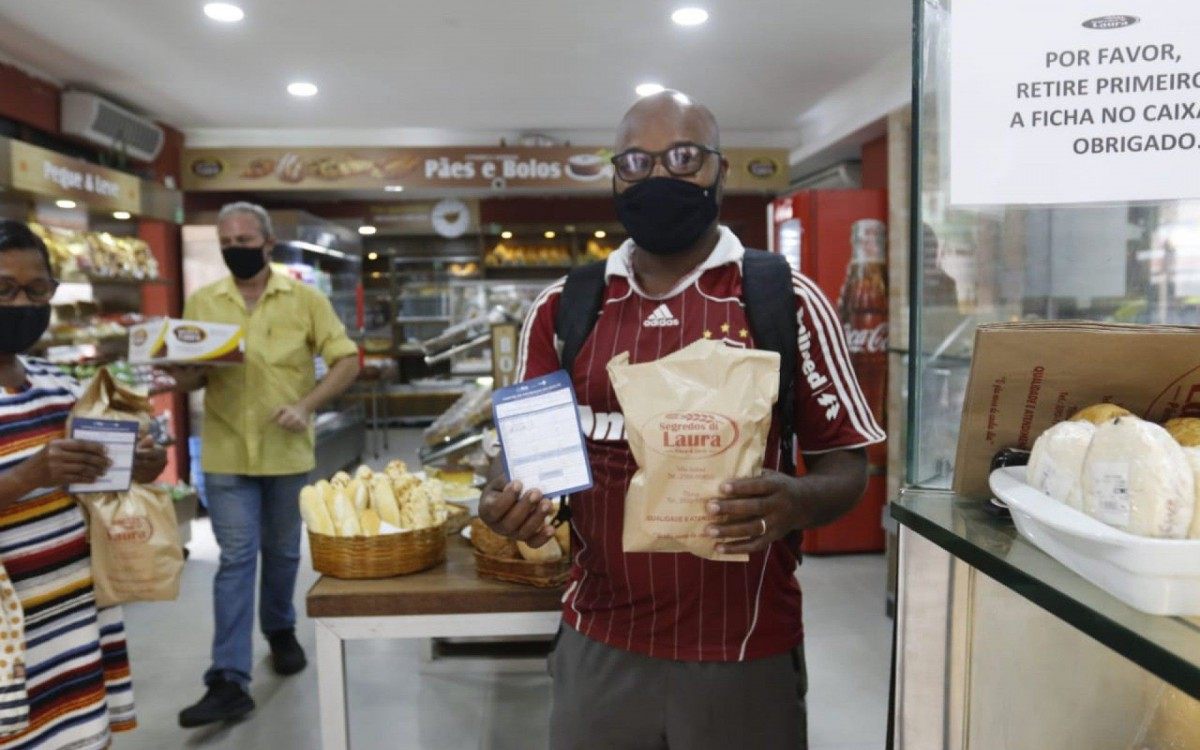 Alexandre Cruz, cliente da padaria - Reginaldo Pimenta/Agência O Dia