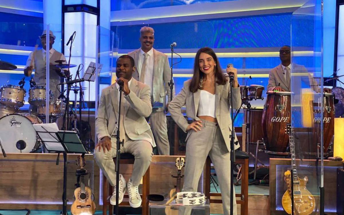 Pretinho da Serrinha e Rachell Luz na banda do 'Doming&atilde;o do Huck'