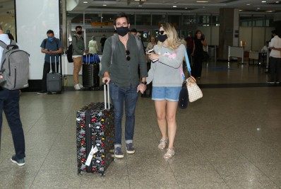 Dani Calabresa é vista em aeroporto com o namorado