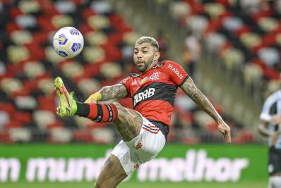 Gabigol se irrita em partida tensa, discute com Felipão e reclama de substituição