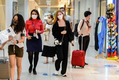 Luxo e riqueza! Marina Ruy Barbosa embarca usando bolsa de R$ 48 mil