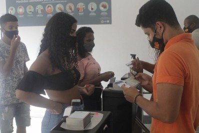 Primeiro dia de obrigatoriedade do 'passaporte da vacina' termina sem multas para estabelecimentos