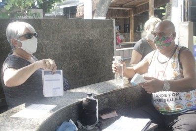 Passaporte de vacinação gera reação dos 'antivacina' nas redes, mas tem respaldo do comitê científico