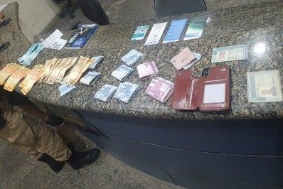 Motorista de aplicativo é preso após ficar com celular e dinheiro esquecidos por passageiro