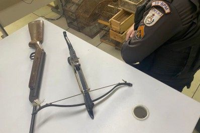 PM prende homem com armas de caça e 18 pássaros em gaiolas em Belford Roxo