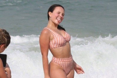 Cariocou! Larissa Manoela faz pose para fotos em mais um dia de praia no Rio