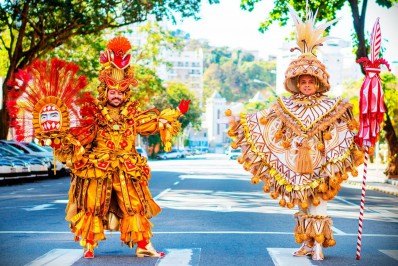 Viradouro divulga fantasias de alas comerciais