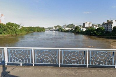 Bombeiros fazem buscas por adolescente que caiu no rio em Barra Mansa