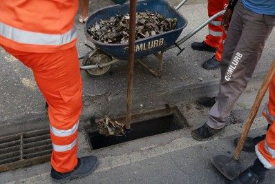 Operação da prefeitura retira 331 toneladas de lixo de dentro de bueiros na cidade