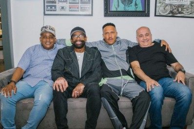 Mano Brown se emociona ao receber Meninos da Vila no 'Mano a Mano'