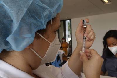 Rio aplica dose de reforço em idosos de 89 anos e imunossuprimidos, nesta segunda