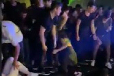 Jovens caem em piscina após estrutura desabar em festa clandestina na Zona Sul