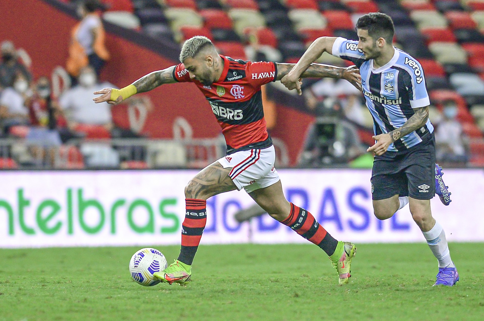 No dia do retorno da torcida ao Maracanã, Flamengo bate o Grêmio e se classifica à semi da Copa do Brasil