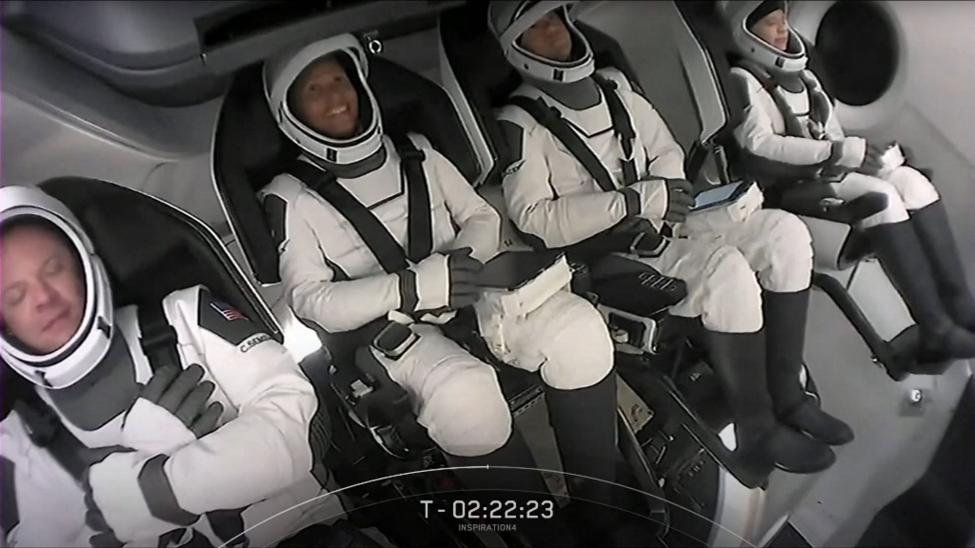 Tripulação da SpaceX retorna à Terra após três dias no espaço