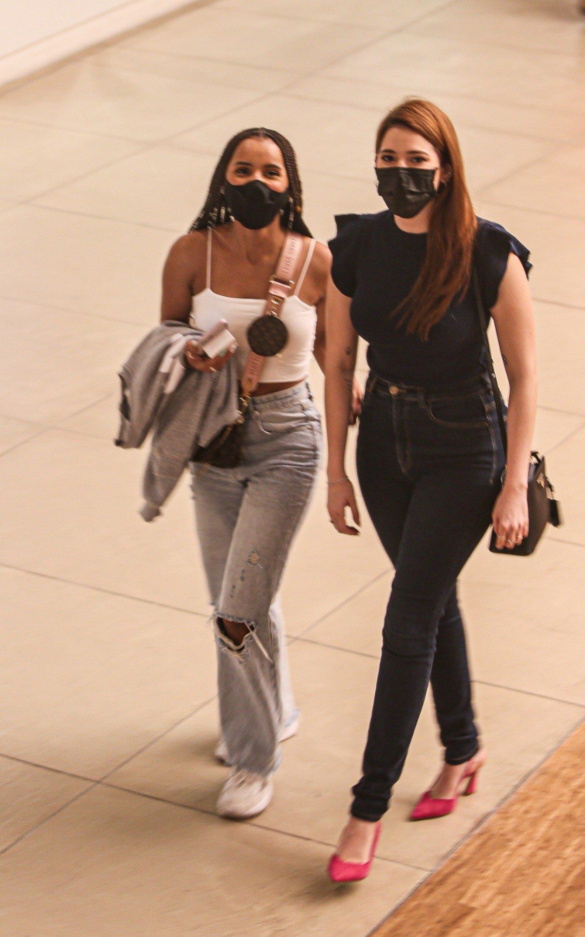 Ana Clara e Gleici passeiam em shopping da Barra da Tijuca, na Zona Oeste do Rio, na tarde desta quinta-feira