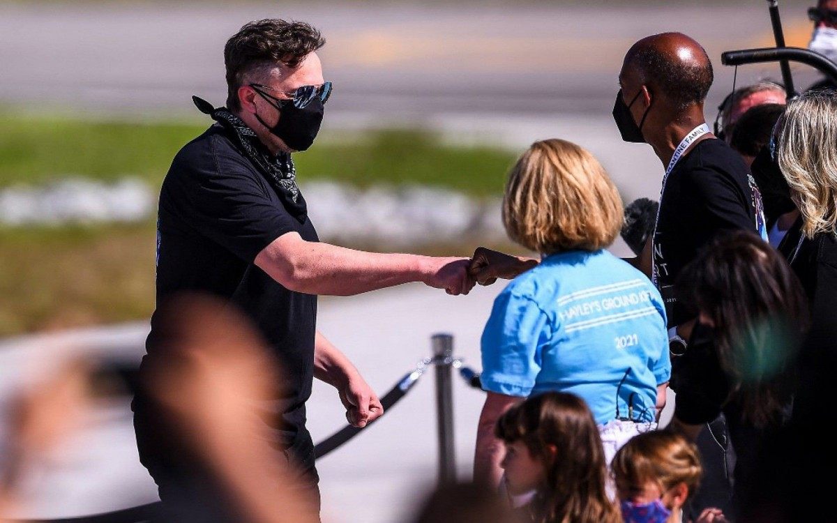 Bilion&aacute;rio Elon Musk acompanha a decolagem do grupo de civis em aeronave da sua empresa nesta quarta-feira, 15 
