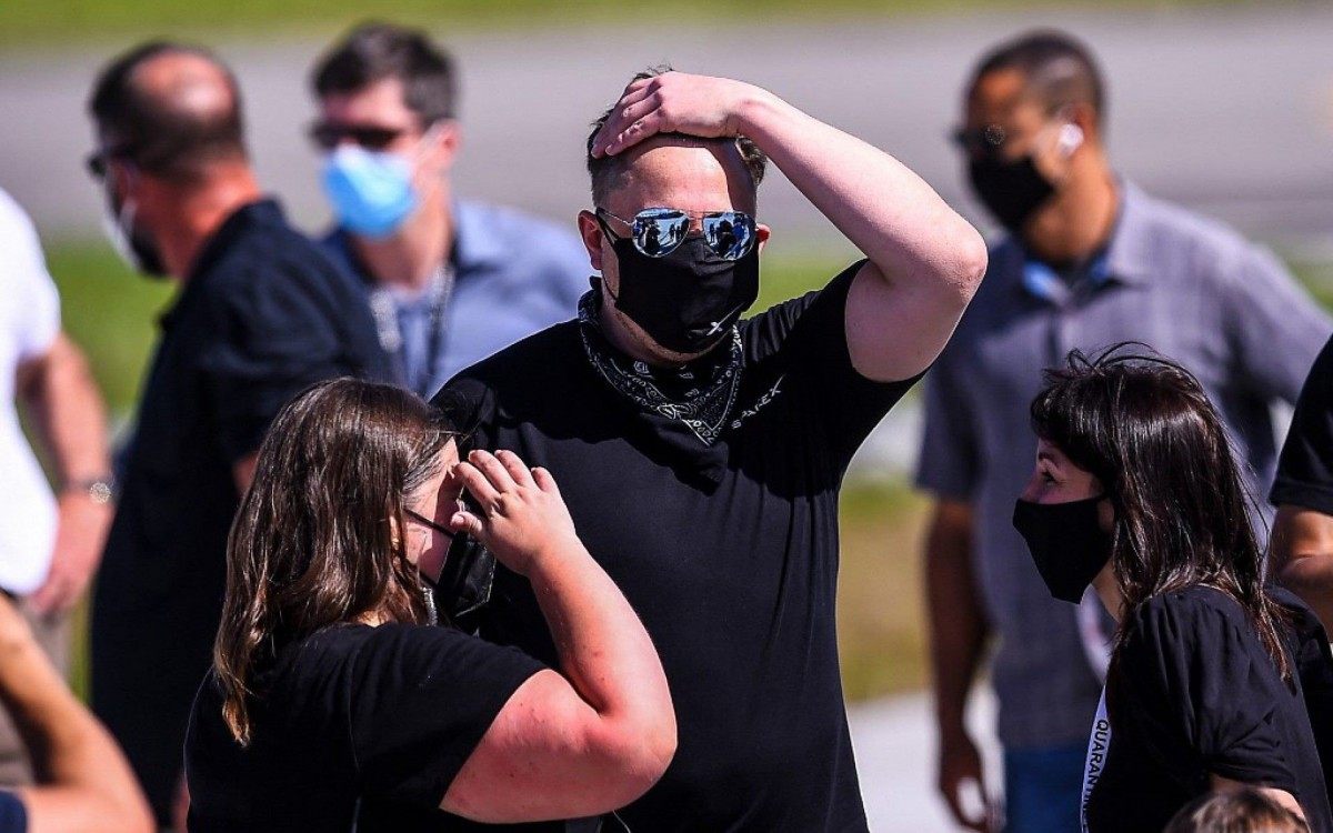 Bilion&aacute;rio Elon Musk acompanha a decolagem do grupo de civis em aeronave da sua empresa nesta quarta-feira, 15 