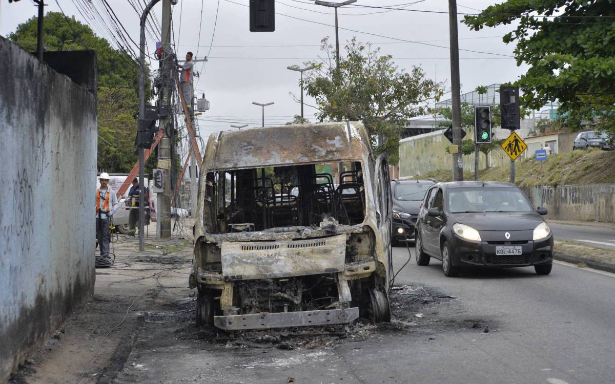 Guerra da Mil&iacute;cia na Zona Oeste do Rio deixa vans incendiadas em v&aacute;rios bairros