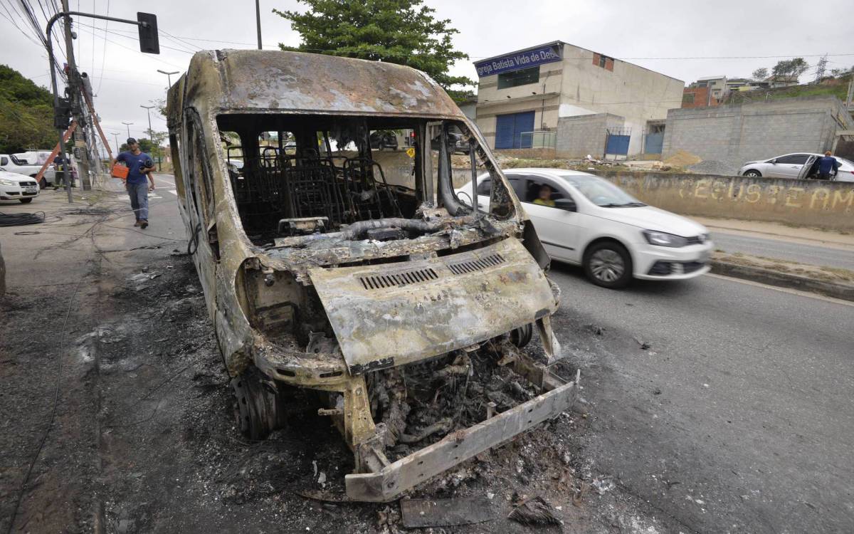 Guerra da Mil&iacute;cia na Zona Oeste do Rio deixa vans incendiadas em v&aacute;rios bairros