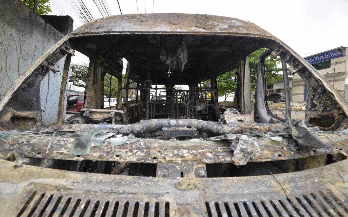 Guerra da Mil&iacute;cia na Zona Oeste do Rio deixa vans incendiadas em v&aacute;rios bairros