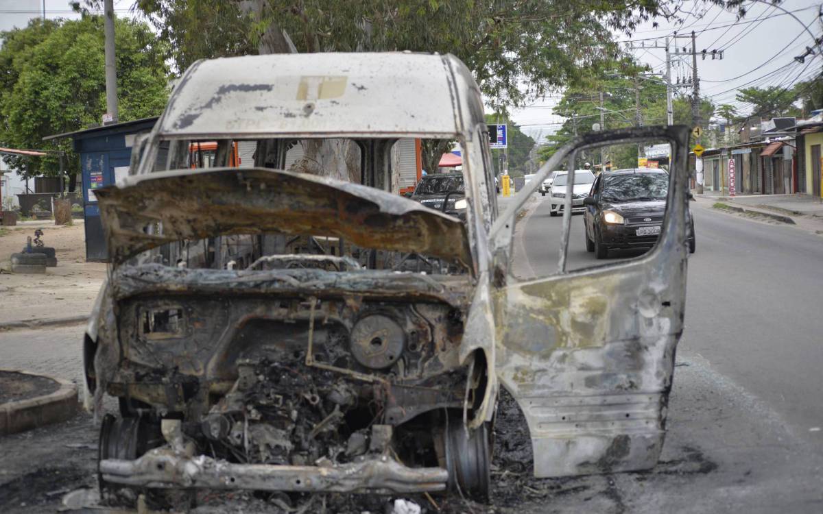 Guerra da Mil&iacute;cia na Zona Oeste do Rio deixa vans incendiadas em v&aacute;rios bairros