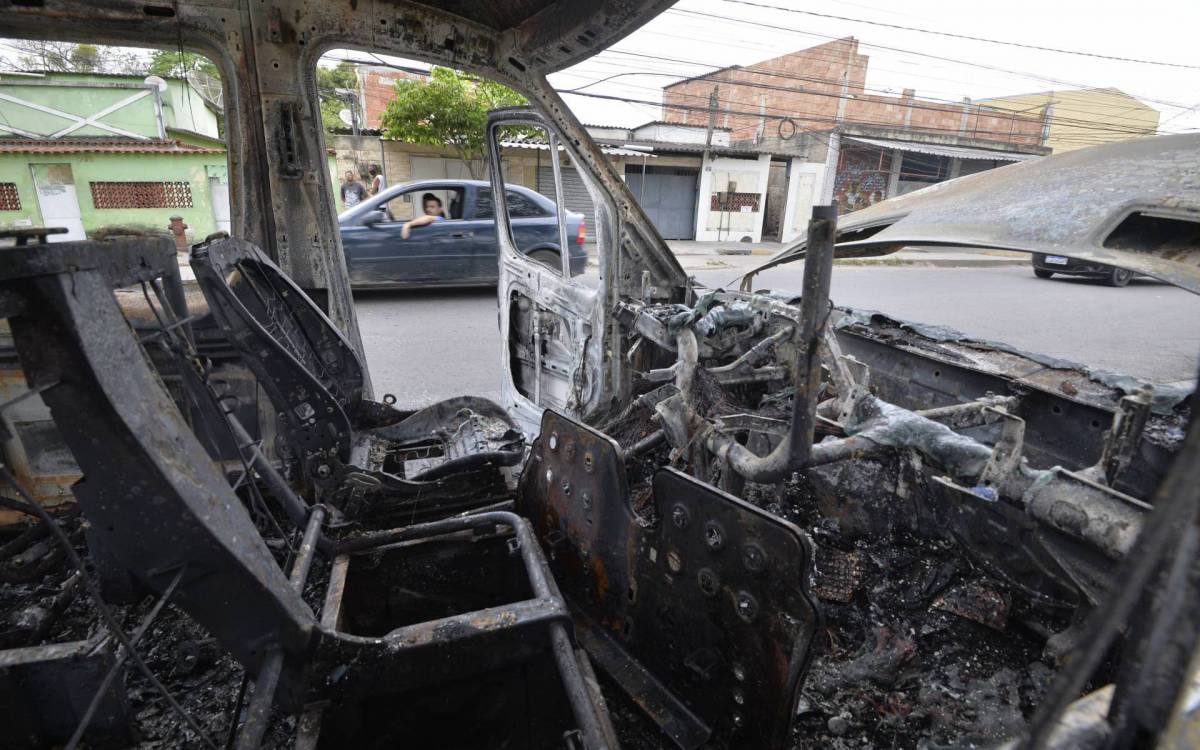 Guerra da Mil&iacute;cia na Zona Oeste do Rio deixa vans incendiadas em v&aacute;rios bairros
