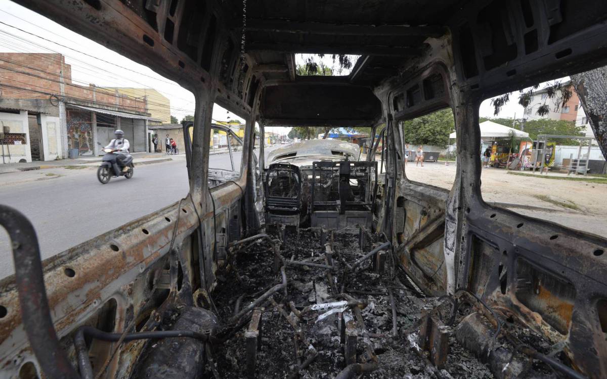 Guerra da Mil&Atilde;&shy;cia na Zona Oeste do Rio deixa vans incendiadas em v&Atilde;&iexcl;rios bairros