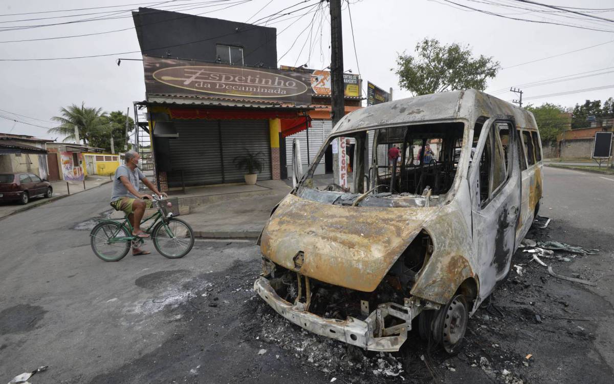 Milicianos queimaram vans nesta manh&atilde;
