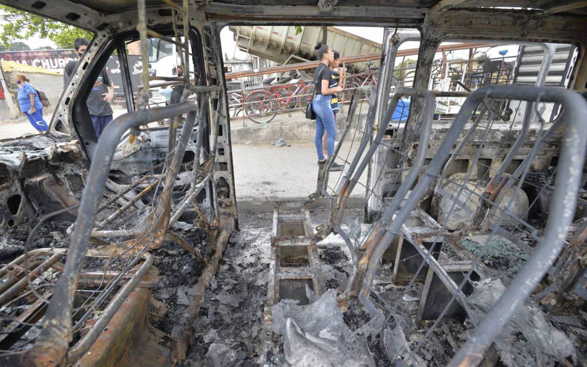 Guerra da Mil&iacute;cia na Zona Oeste do Rio deixa vans incendiadas em v&aacute;rios bairros