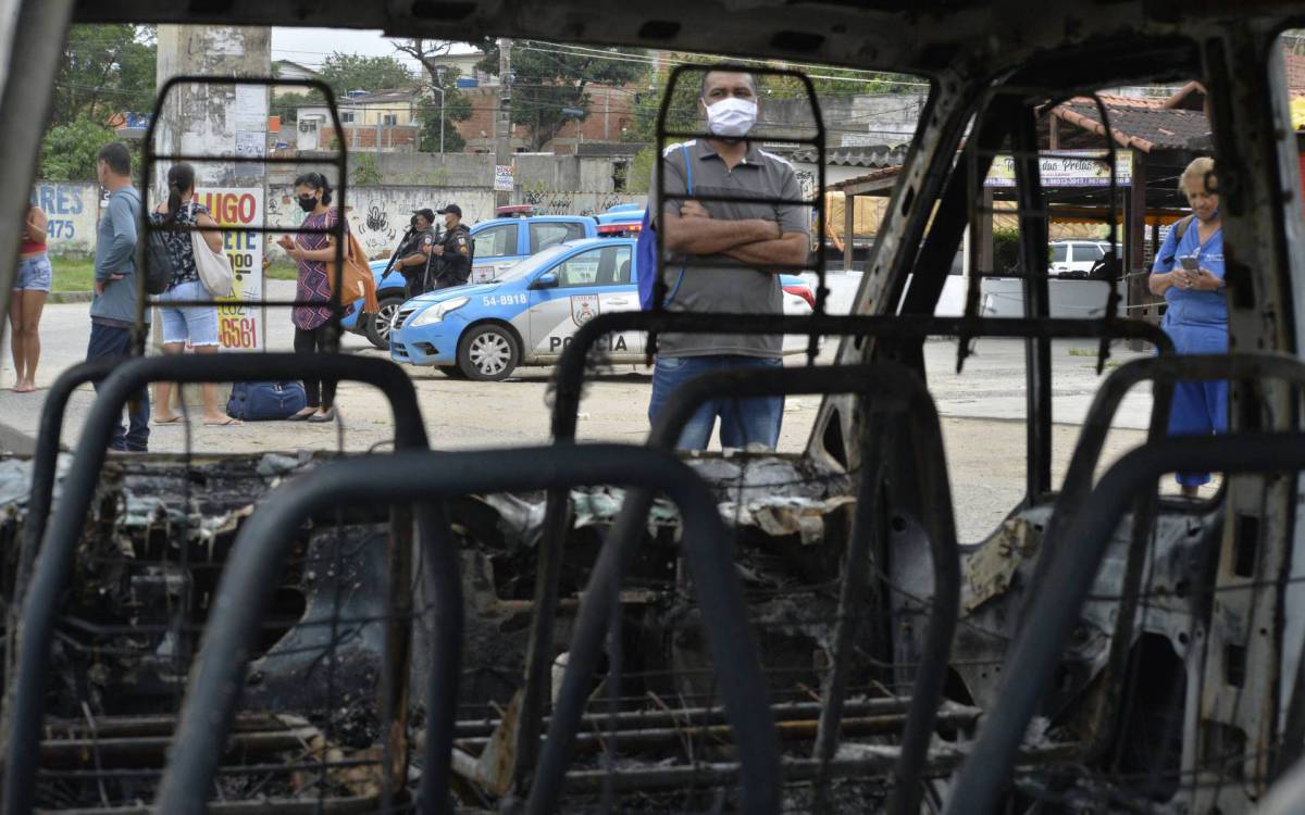 Guerra da Mil&iacute;cia na Zona Oeste do Rio deixa vans incendiadas em v&aacute;rios bairros