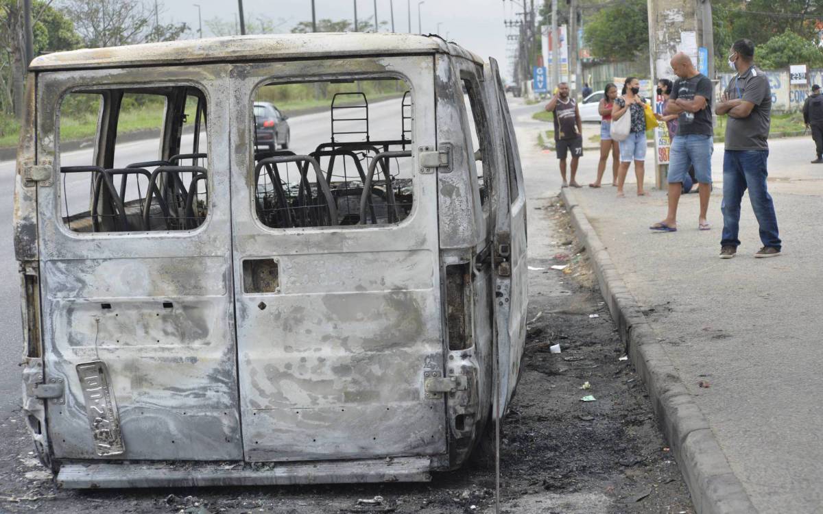 Rio de Janeiro - 21/07/2021 - Cidade/ Tr&acirc;nsito/ Rio de Janeiro - A Linha Vermelha foi parcialmente interditada para a manuten&ccedil;&atilde;o de radares. Para viabilizar o procedimento do Departamento de Estradas de Rodagem do Estado do Rio de Janeiro (DER-RJ), ser&aacute; necess&aacute;rio interditar 2 faixas da Linha Vermelha, em ambos os sentidos, na altura do km 13 em Duque de Caxias no sentido centro causando congestionamento. Foto : F&aacute;bio Costa/ Ag.O Dia
