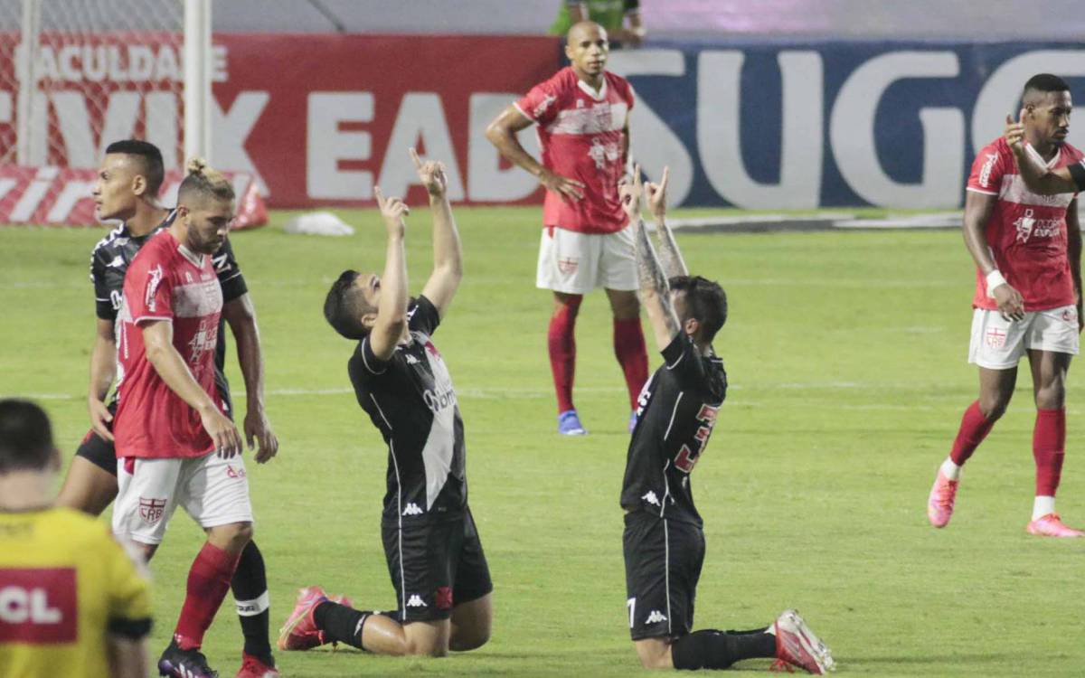 Jogadores do Vasco comemoram gol durante a partida entre CRB e Vasco, válida pela Série B do Campeonato Brasileiro, no Estádio Rei Pelé em Maceió (AL), nesta quinta-feira (16).