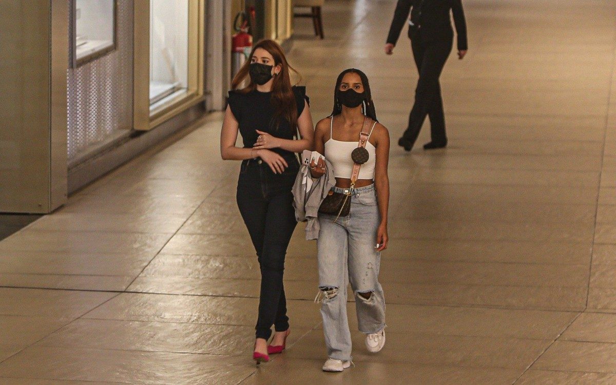 Ana Clara e Gleici passeiam em shopping da Barra da Tijuca, na Zona Oeste do Rio, na tarde desta quinta-feira