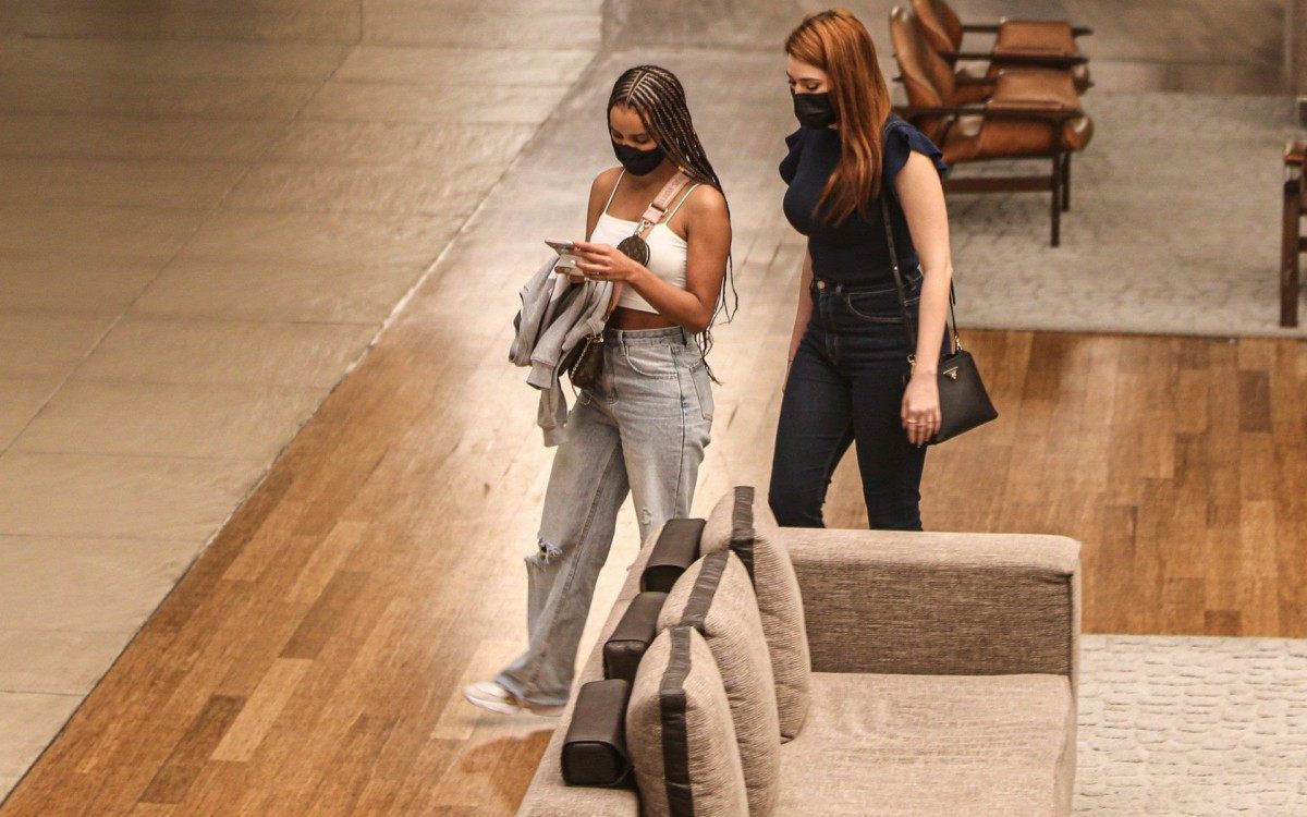 Ana Clara e Gleici passeiam em shopping da Barra da Tijuca, na Zona Oeste do Rio, na tarde desta quinta-feira