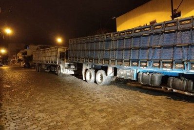 PM liberta motoristas que eram mantidos reféns e recupera carga de gado em Itaboraí