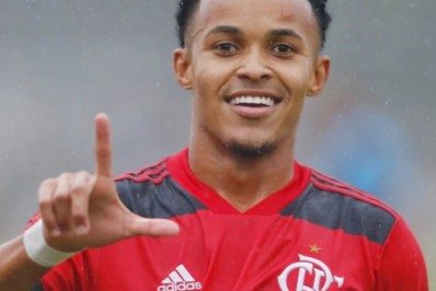 Lázaro se desdobra, joga duas partidas em menos de 24h e ajuda Flamengo a se classificar no Sub-20