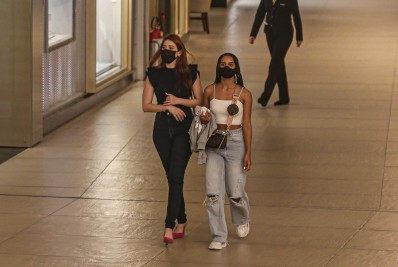 Amigas, Ana Clara e Gleici passeiam no shopping