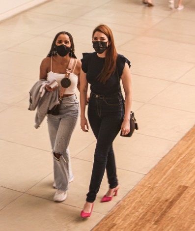 Ana Clara e Gleici passeiam em shopping da Barra da Tijuca, na Zona Oeste do Rio, na tarde desta quinta-feira - Delson Silva / Ag. News