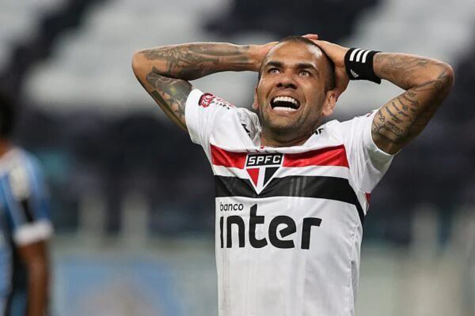 Presidente do Flamengo afirma interesse em Daniel Alves e não descarta contratação