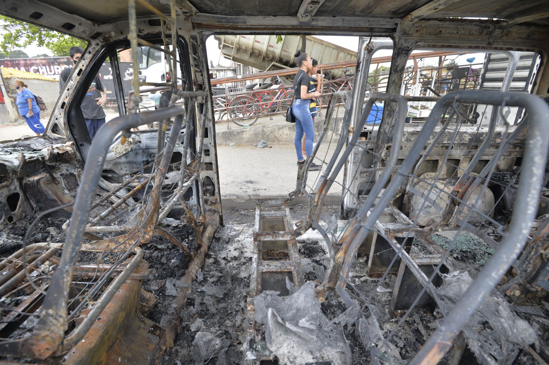 Guerra da Milícia na Zona Oeste do Rio deixa vans incendiadas em vários bairros - FabioCosta