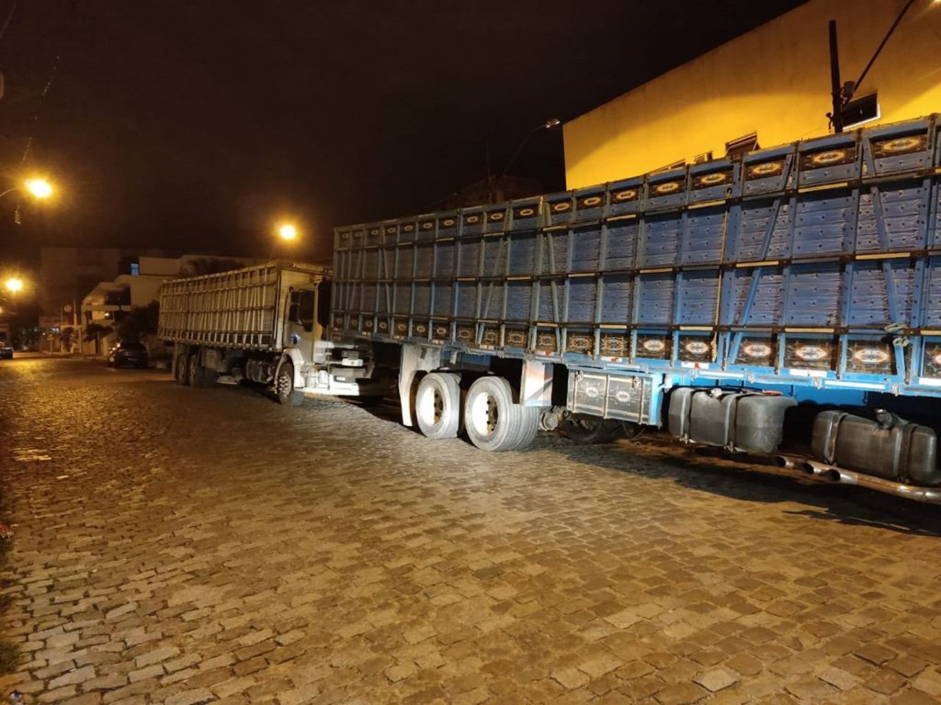 PM liberta motoristas que eram mantidos reféns e recupera carga de gado em Itaboraí