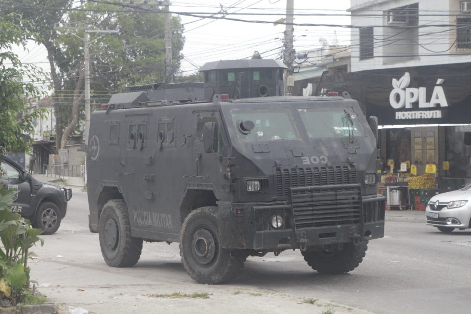 Blindados da Polícia Militar auxiliam operação nas comunidades da Vila Kennedy e de Senador Camará - MARCOS PORTO/AGÊNCIA O DIA