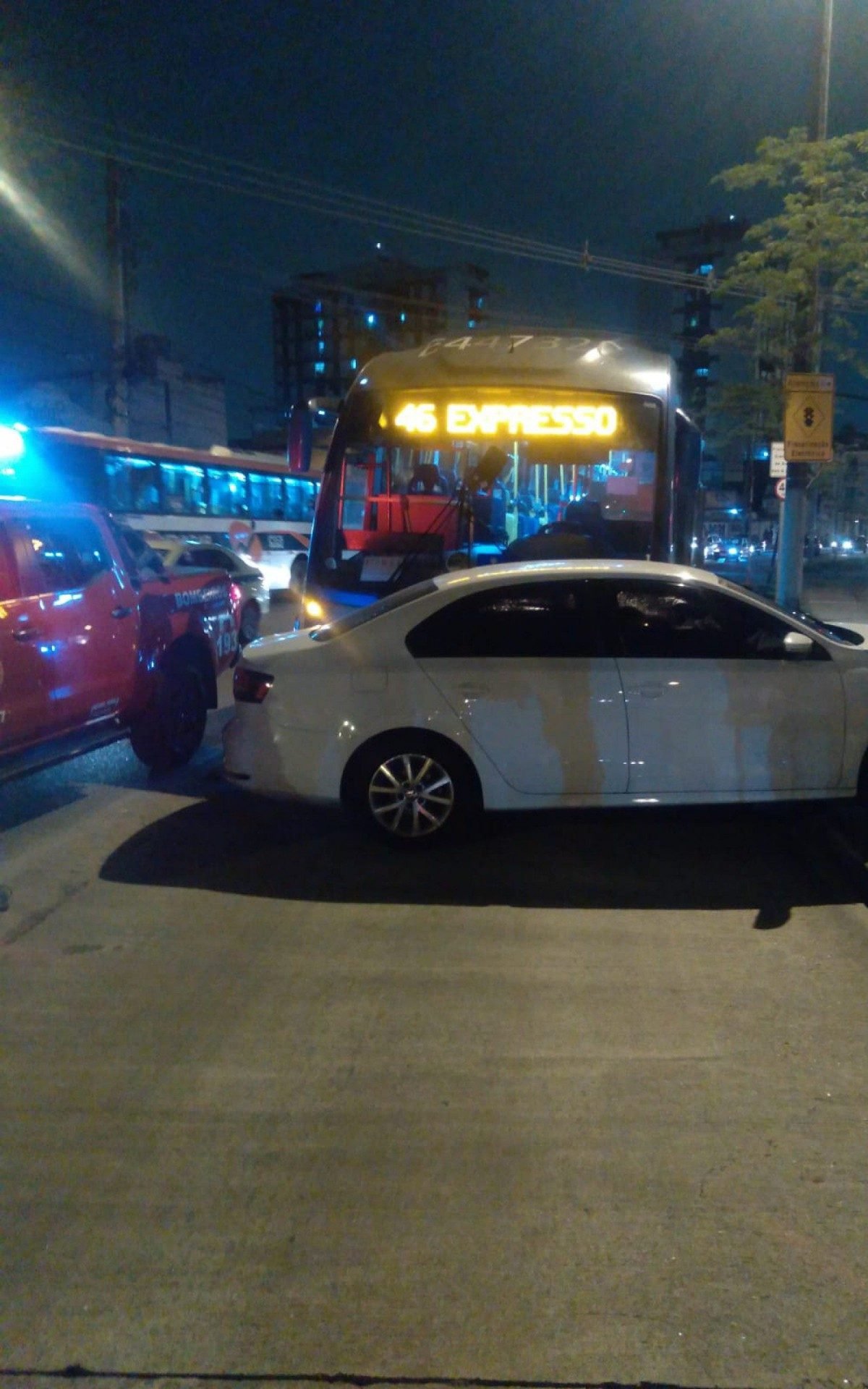 Veículo cruzou a faixa exclusiva dos ônibus articulados do BRT e foi atingido na lateral - Divulgação