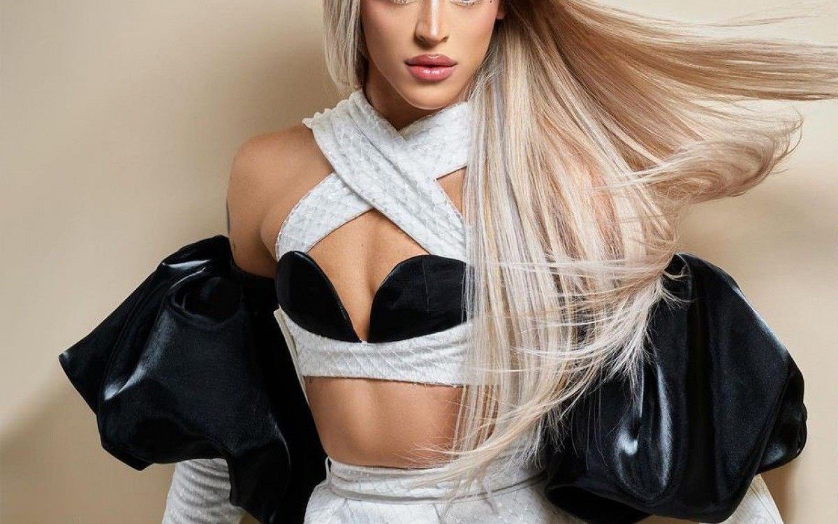 Pabllo Vittar divulga sua capa na revista 'Elle Brasil'