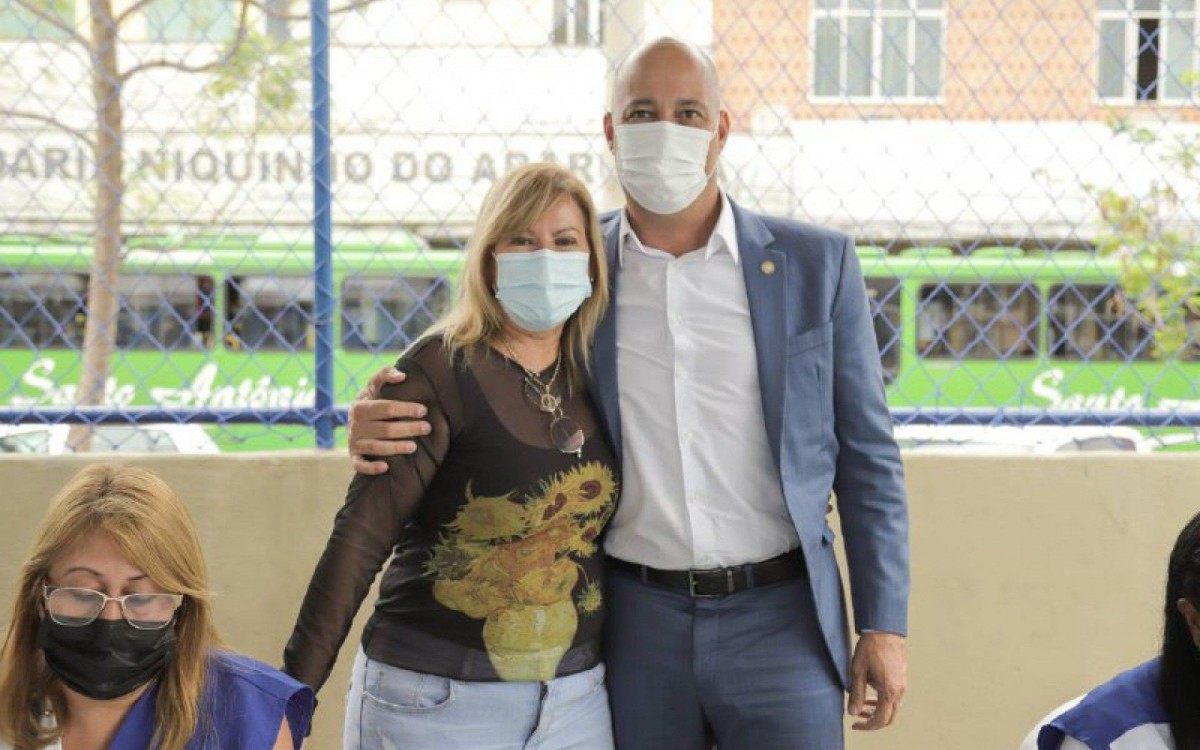 O deputado estadual Valdecy da Sa&uacute;de e a secret&aacute;ria de Sa&uacute;de Marcia Lucas estiveram no evento