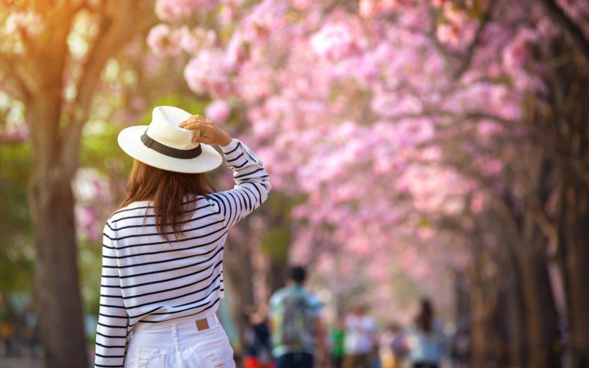 Empreendedora do setor de moda lista cores, roupas e cal&ccedil;ados para brilhar na primavera