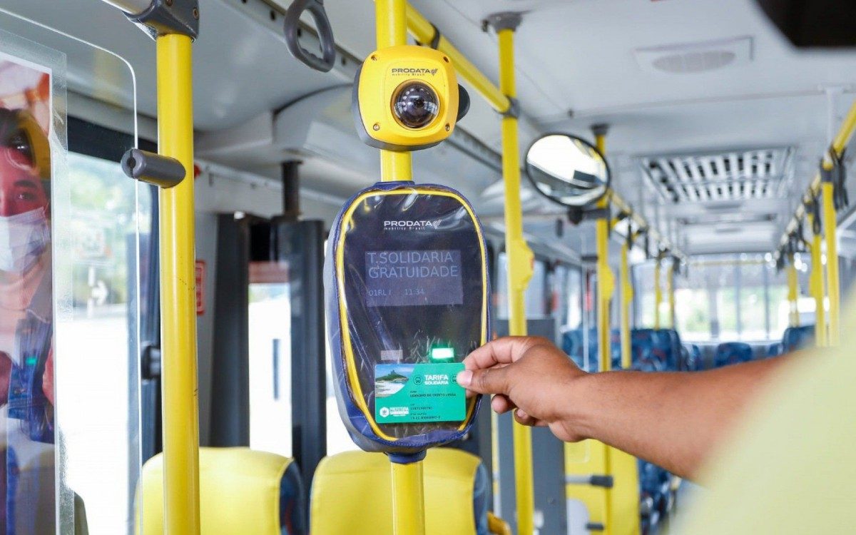 Com o cartão, moradores de 6 a 64 anos, irão pagar metade do valor da tarifa dos ônibus em viagens municipais.