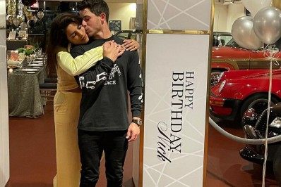 Nick Jonas ganha festa surpresa de Priyanka Chopra