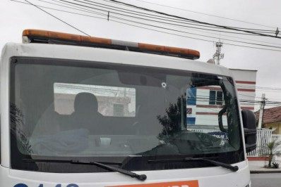 Caminhão da Comlurb é alvo de disparos de traficantes em comunidade de Bangu